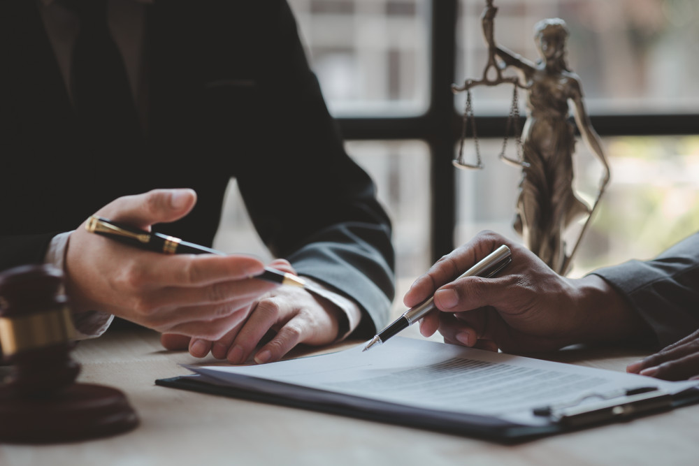 Porter plainte pour diffamation : vos droits et démarches expliqués par un avocat
