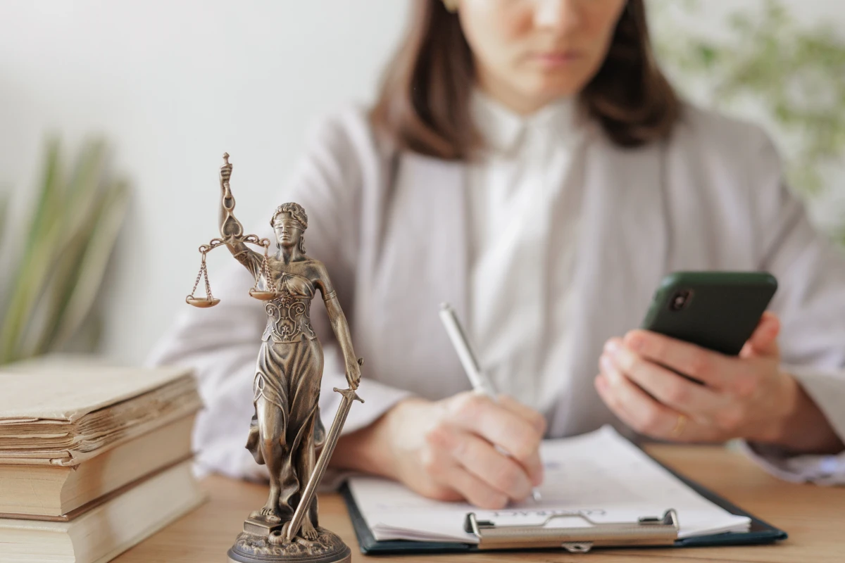Comment porter plainte contre une curatelle ou une tutelle : conseils et procédures
