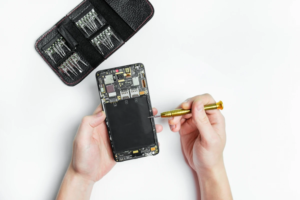 La réglementation des contrats de service pour réparations de smartphones : ce que vous devez savoir