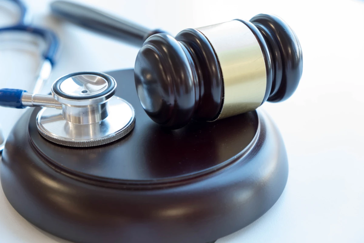 La responsabilité pénale médicale : quand la blouse blanche se teinte de gris